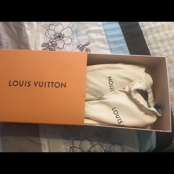 Louis Vuitton - Picture 5 of 6